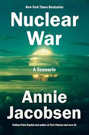 copertina del libro con immagine di un' esplosione nucleare e titolo e nome del'autrice "Nuclear War" di Annie Jacobsen